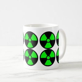 Taza De Café Símbolo verde del trébol sobre fondo negro -