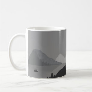 Taza de café simple con paisaje de montaña gris
