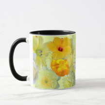 Taza de café simple con patrón floral amarillo de