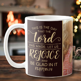 Taza De Café Simple Rústico Marrón y Biblia de Oro versus Crist