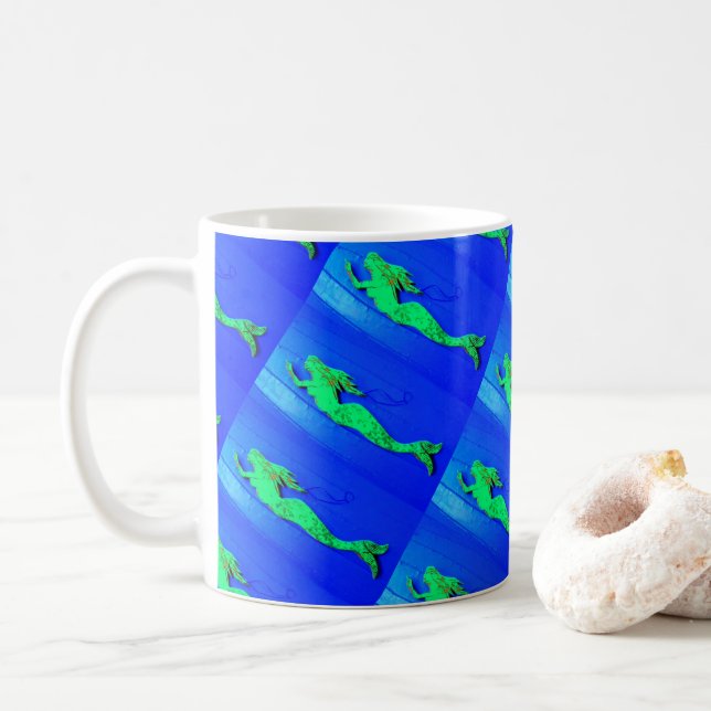 Taza De Café sirenas verdes nadando azul (Con donut)