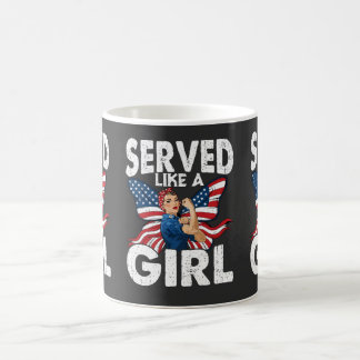 Taza De Café Sirvió Como Una Chica Veteranas Militares Femenina