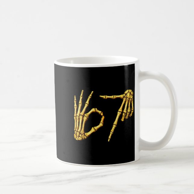 Taza De Café Six Seven 6 7 Meme Funny Skeleton Hands Sign Let's (Derecha)