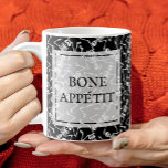 Taza De Café Skeletons BONE APPÉTIT<br><div class="desc">Esqueletos sobre un fondo negro y BONE APPÉTIT con letras de moda,  te divertirás con esta taza de café. COINCIDIENDO con los artículos de nuestra tienda.</div>