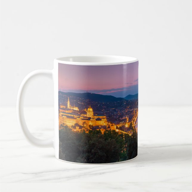 Taza De Café Skyline panorámica de Budapest en Hungría de noche (Izquierda)