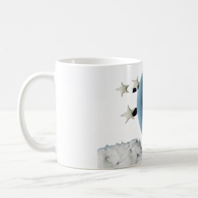 Taza De Café 🌙 Sleeping Baby on Moon Mug – Stars & Cloud Cute  (Izquierda)