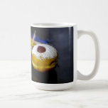 Taza De Café SlipperyJoe Hanukkah bodegón simbólico festivo e<br><div class="desc">Bodegón simbólico de Hanukkah esencia festiva objetos significativos coloridos delgados pila de velas de menorá artísticas rojas azules amarillas y blancas sufganiyah dona clásica rellena de mermelada conmemoran el milagro del aceite trompos metálicos dorados azules brillantes hebreo gran milagro ocurrió allí medallón de estrella de David de peltre metálico temas...</div>
