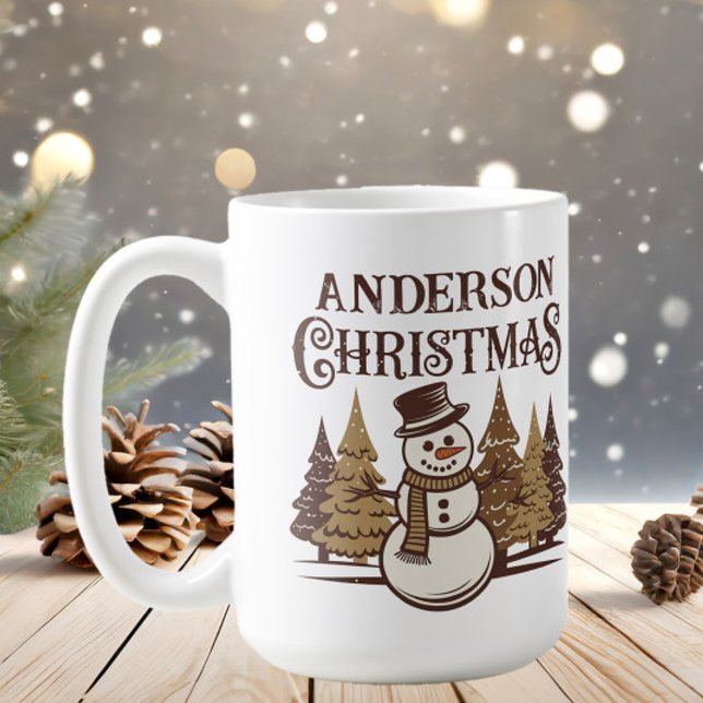 Taza De Café Snowman Pine Trees Navidades de nombre familiar (Rustic snowman family name Christmas mug)