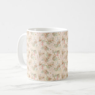 Taza De Café sobre un campo de flores chica mariposa en una cor