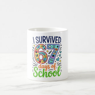 Taza De Café Sobreviví 67 Días de Escuela Colorido Doodle Mil