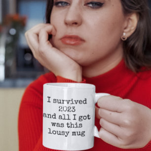 Taza De Café Sobreviví a las frases graciosas de Lousy Mug 2023