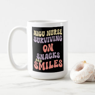 Taza De Café Sobreviviendo con Snacks y Sonrisas – Real y Resil
