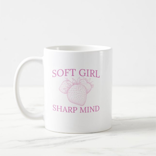 Taza De Café Soft Girl Sharp Mind — Strawberry Aesthetic Design (Izquierda)