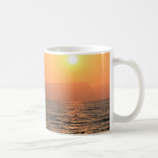 Taza De Café sol fijado en el mar de Galilea
