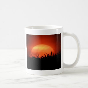 Taza De Café Sol rojo detrás de césped negro