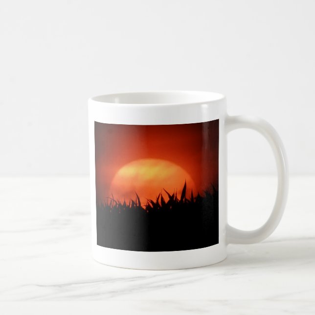 Taza De Café Sol rojo detrás de césped negro (Derecha)
