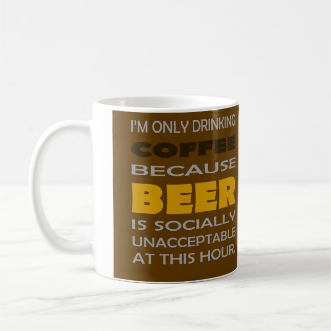 Taza De Café SOLAMENTE ESTOY BEBIENDO chiste de CERVEZA para am (Izquierda)