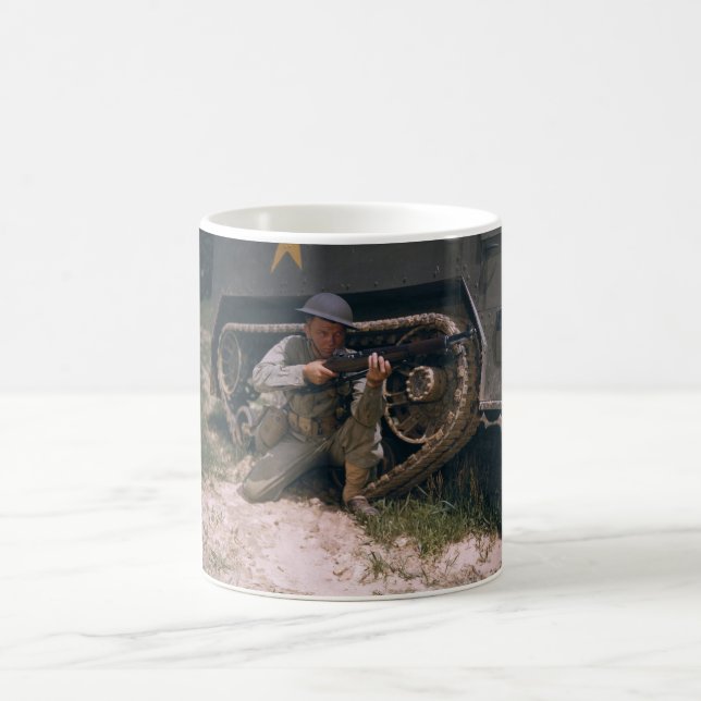 Taza De Café Soldado de la Segunda Guerra Mundial arrodillado c (Centro)
