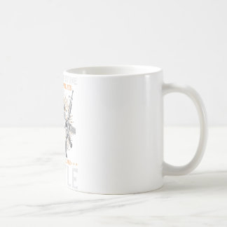 Taza De Café Soldado Enfrentando El Balón En Batalla De Soldado