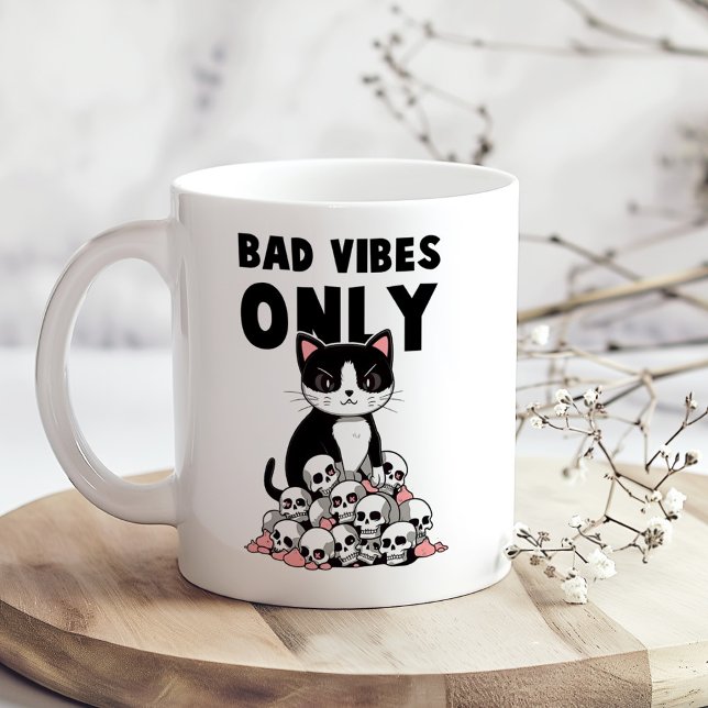 Taza De Café "Sólo con malas vibraciones" Gracioso gato enojado ("Bad Vibes Only" Funny Angry Cat Coffee Mug on a boho kitchen table with tiny white flowers)