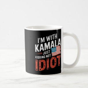 Taza De Café Solo Kidding, no idiota contra Kamala Harris Shirt