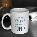Taza De Café Sólo los mejores bailes se promocionan a la amapol<br><div class="desc">¡Solamente los mejores padres son promocionados a Poppy! La frase de nuestro Día del Padre muestra el dulce sentimiento en la tipografía de estilo manuscrito azul.</div>
