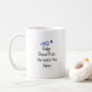 Taza De Café Sólo los peces muertos van con el flujo - Motivaci
