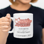Taza De Café Solo nombres de parejas de Rosa moderno casadas de<br><div class="desc">Celebra tu historia de amor con nuestro logotipo de Rosa moderno recién casado con los nombres de las parejas de café. Esta elegante taza de personalizable presenta el logo de un Relieve metalizado de oro rosa "Just Married" de moda, junto con los nombres de la pareja, creando un toque personal...</div>