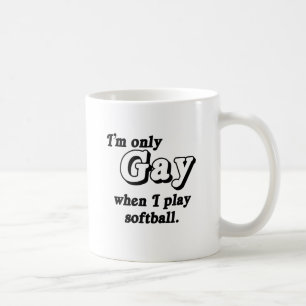 Taza De Café Solo soy gay cuando juego sóftbol .png