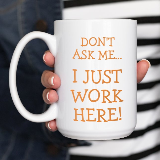 Taza De Café Sólo Trabajo Aquí Divertido (Don't ask me... I just work here! A funny coffee mug for coworkers and employees.)