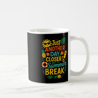 Taza De Café Sólo Un Día Más Cerca De Las vacaciones De Verano
