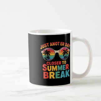 Taza De Café Sólo Un Día Más Cerca De Las vacaciones De Verano