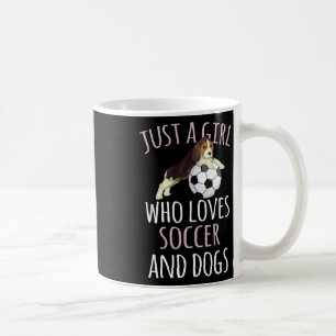 Taza De Café Solo una chica que ama jugar fútbol con perros div