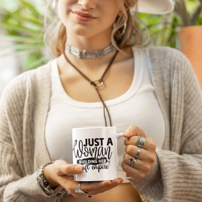 Taza De Café Sólo Una Mujer Construyendo Su Imperio Artístico (Just A Woman Building Her Craft Empire Coffee Mug)