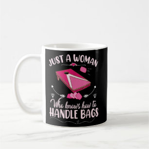 Taza De Café Sólo una mujer que sabe manejar las bolsas Cornhol