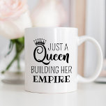 Taza De Café Sólo una reina construyendo su empire cita negra<br><div class="desc">Este fabuloso diseño de taza de café para sus funciones "Just a Queen building her empire",  una cita divertida y inspiradora,  en negro. Una corona acentúa el diseño tipográfico elegante. Hace un gran regalo para un experto en DIY,  propietario de una pequeña empresa o empresario.</div>