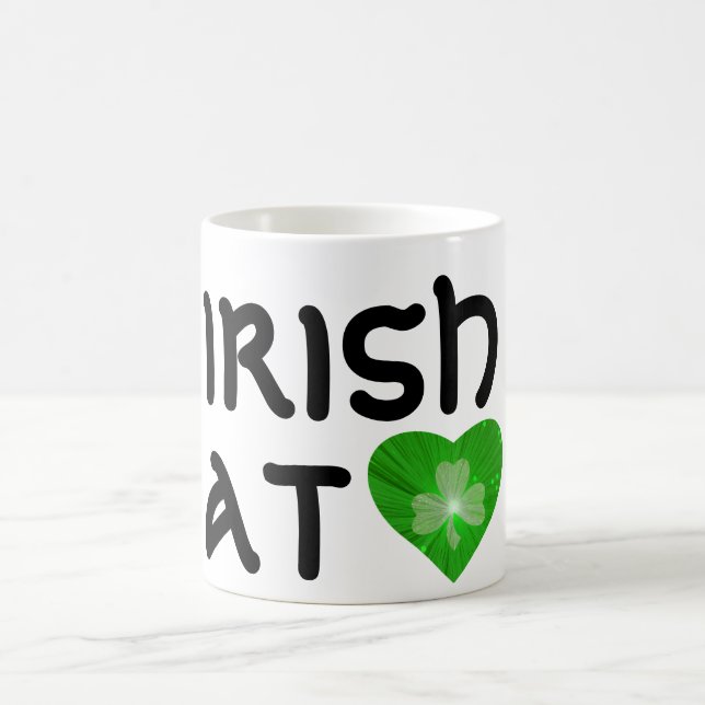 Taza De Café Sombra blanca de "irlandeses en (corazón)" (Centro)