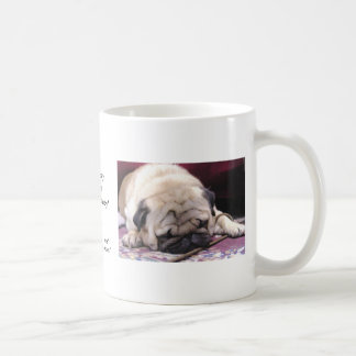Taza de café soñolienta del barro amasado