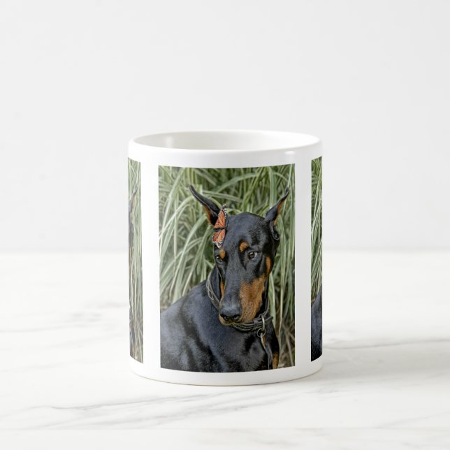 Taza De Café Sorpresa de la mariposa del Doberman (Centro)
