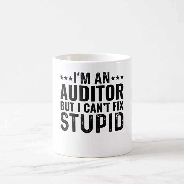 Taza De Café Soy Auditor, pero no puedo arreglar estúpido (Centro)