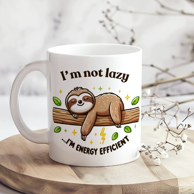 Taza De Café "Soy eficiente en el uso de la energía" Divertida  ("I'm Energy Efficient" Cute Funny Sarcastic Sloth Coffee Mug on a boho kitchen table with flowers)