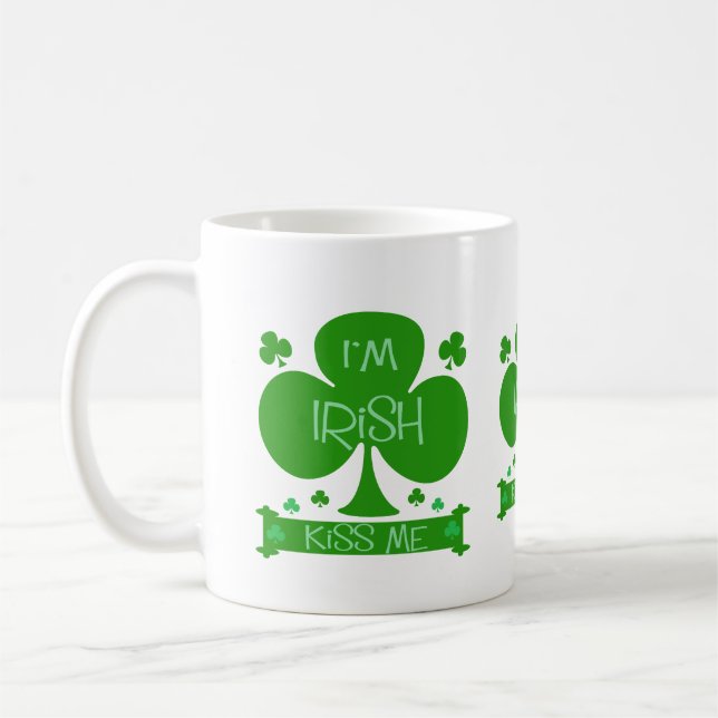 Taza De Café Soy irlandés, me beso, tréboles asalto (Izquierda)
