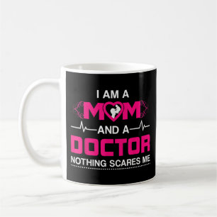 Taza De Café Soy madre y Médica, nada me asusta.