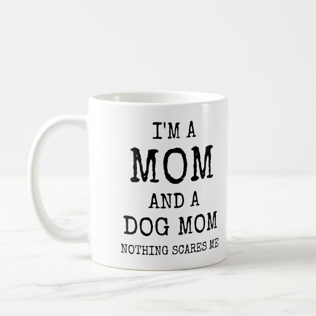 Taza De Café Soy mamá y madre de perro, nada me asusta. (Izquierda)