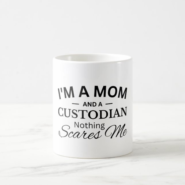 Taza De Café Soy mamá y un custodio, nada me asusta (Centro)