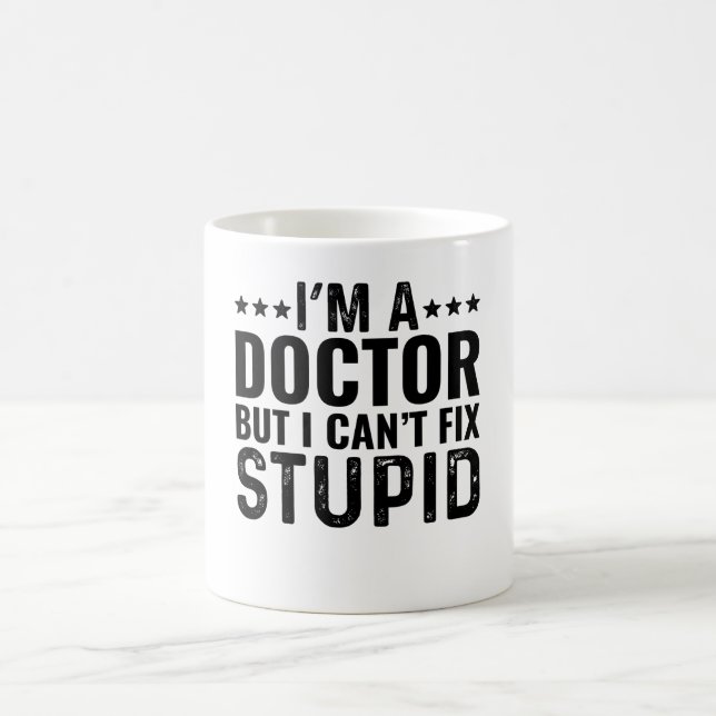 Taza De Café Soy Médica pero no puedo arreglar lo estúpido (Centro)