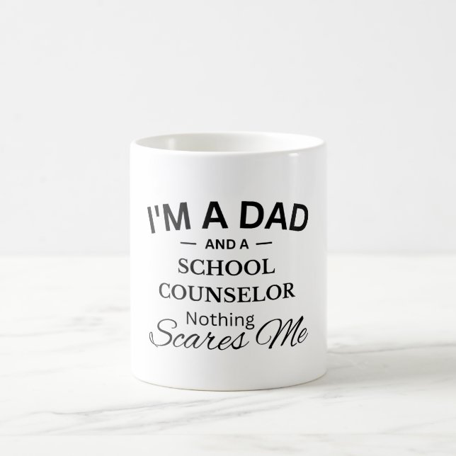 Taza De Café Soy papá y consejero escolar. Nada me asusta. (Centro)