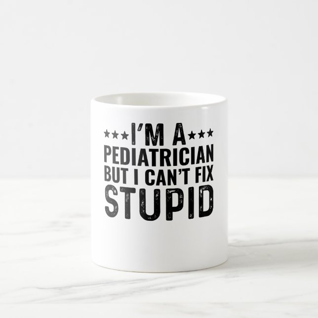 Taza De Café Soy pediatra pero no puedo arreglar lo estúpido (Centro)