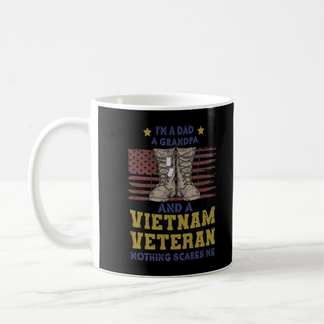 Taza De Café Soy un abuelo de papá y una veterana prima de Viet (Izquierda)
