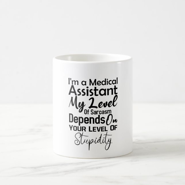 Taza De Café Soy un asistente médico de mi nivel de sarcasmo (Centro)